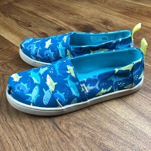 Toms Boys Unisex Youth Sz 2 Alpargata Slip On Shoes Sharks Blue